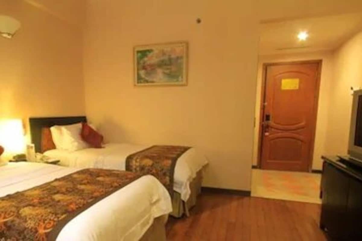 Deluxe Room, Non Smoking, City View | 1 bedroom, premium bedding, in-room safe, desk