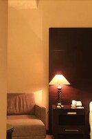 Ropa de cama de alta calidad y caja de seguridad en la habitación 