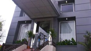 A modern building with a prominent entrance, a staircase, and a large overhang. - Hotel Pacific Balikpapan (Balikpapan)