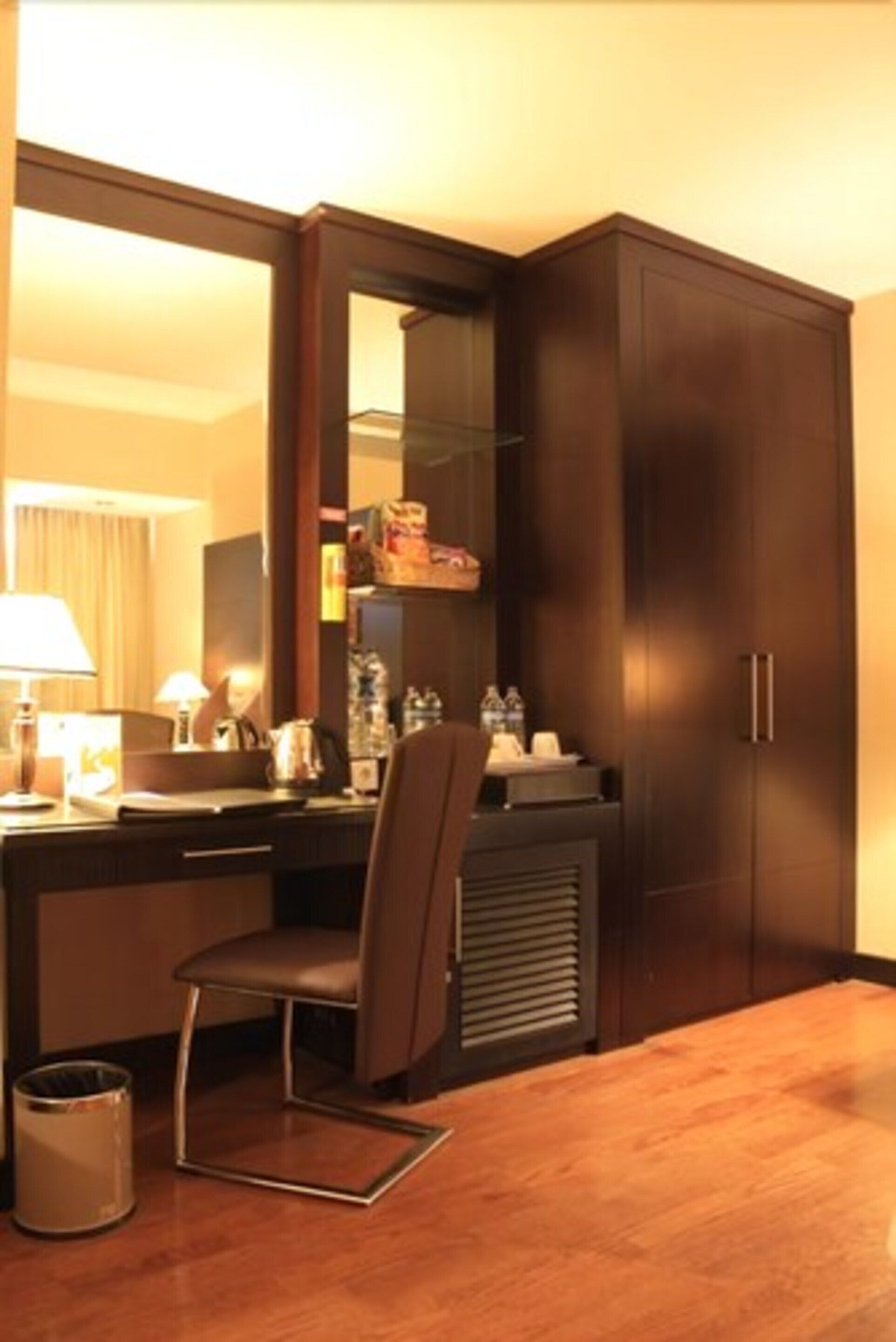 行政客房, 无烟房, 城市景观 | 高档床上用品、客房内保险箱、办公桌、折叠床/加床（额外收费）