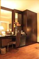 Ropa de cama de alta calidad y caja de seguridad en la habitación 