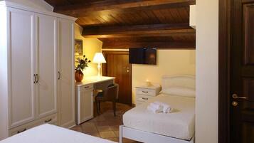 Familien-Loft, Terrasse, Stadtblick (3 PAX) | Minibar, Zimmersafe, Schreibtisch, schallisolierte Zimmer