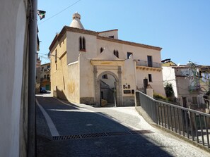 Vista frontal de la propiedad