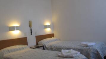 Chambre avec lits jumeaux | Bureau, chambres insonorisées