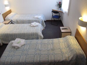 A room with two beds, a desk, a chair, and a nightstand. - Hotel Duchesse Anne (Lourdes)