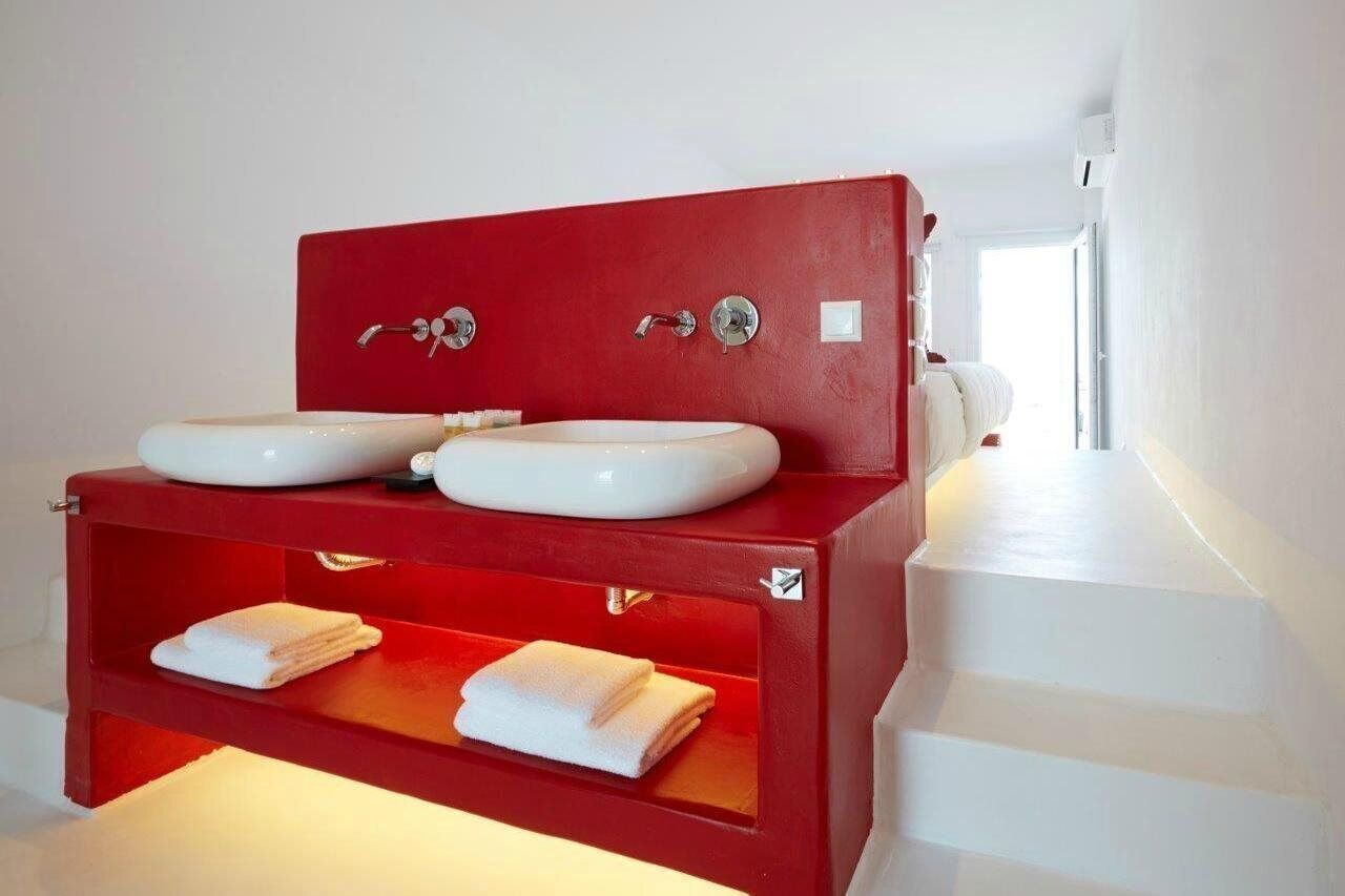 Shower, jetted tub, free toiletries, hair dryer