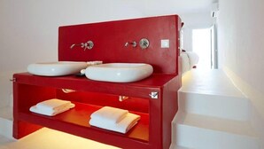 Shower, jetted tub, free toiletries, hair dryer - Adore Santorini (Santorini)