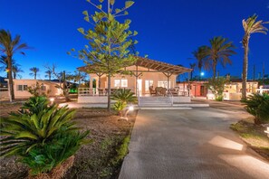 Fassade der Unterkunft – Abend/Nacht