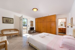 5 bedrooms, Egyptian cotton sheets, premium bedding, desk - Villa Maria (Rhodes)