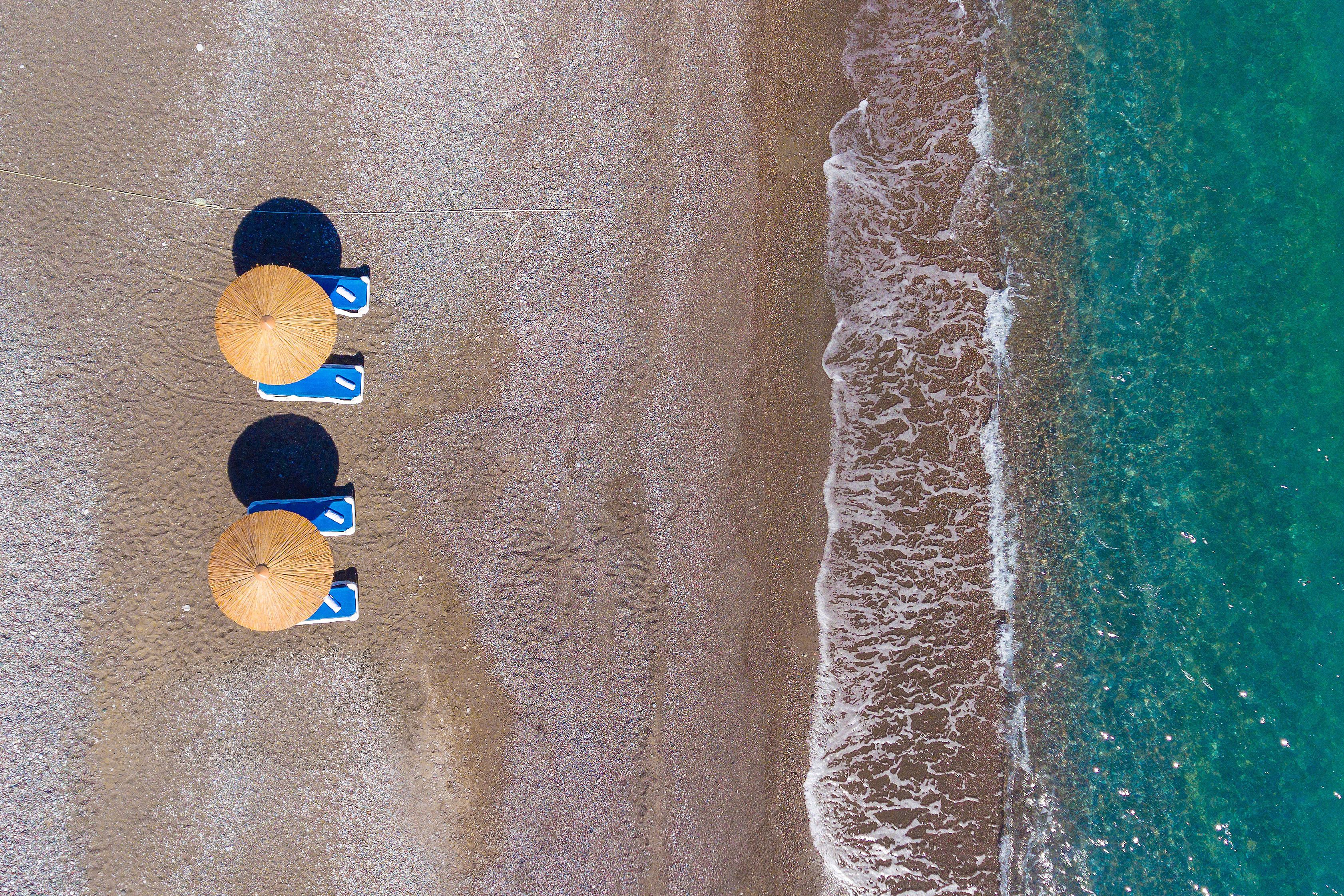 شاطئ خاص، كراسي للتشمس، مظلات الشاطئ، مناشف للشاطئ