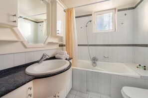 Villa, Meerblick, Strandnähe | Badezimmer | Badewanne und Dusche (separat), kostenlose Toilettenartikel
