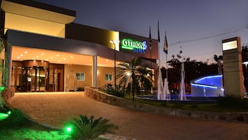 Fachada da propriedade à noite