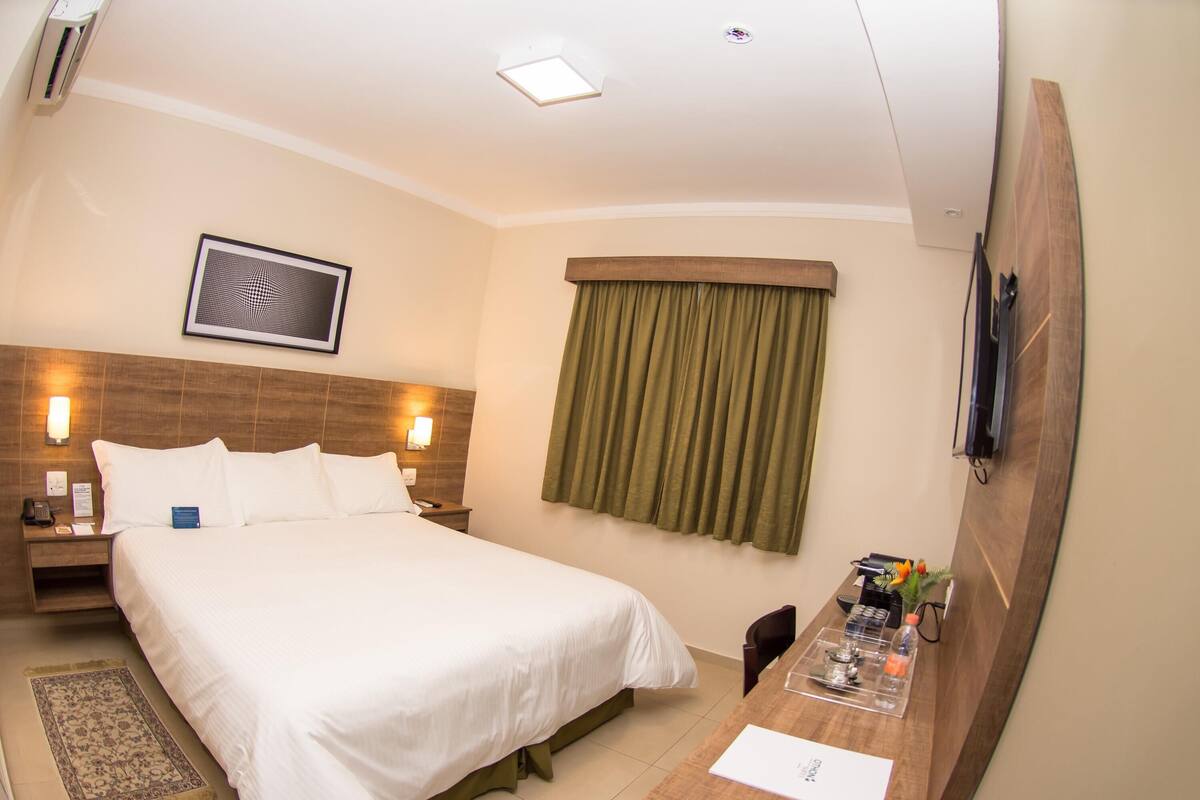 Habitación superior, 1 cama matrimonial | Minibar, caja de seguridad en la habitación y escritorio