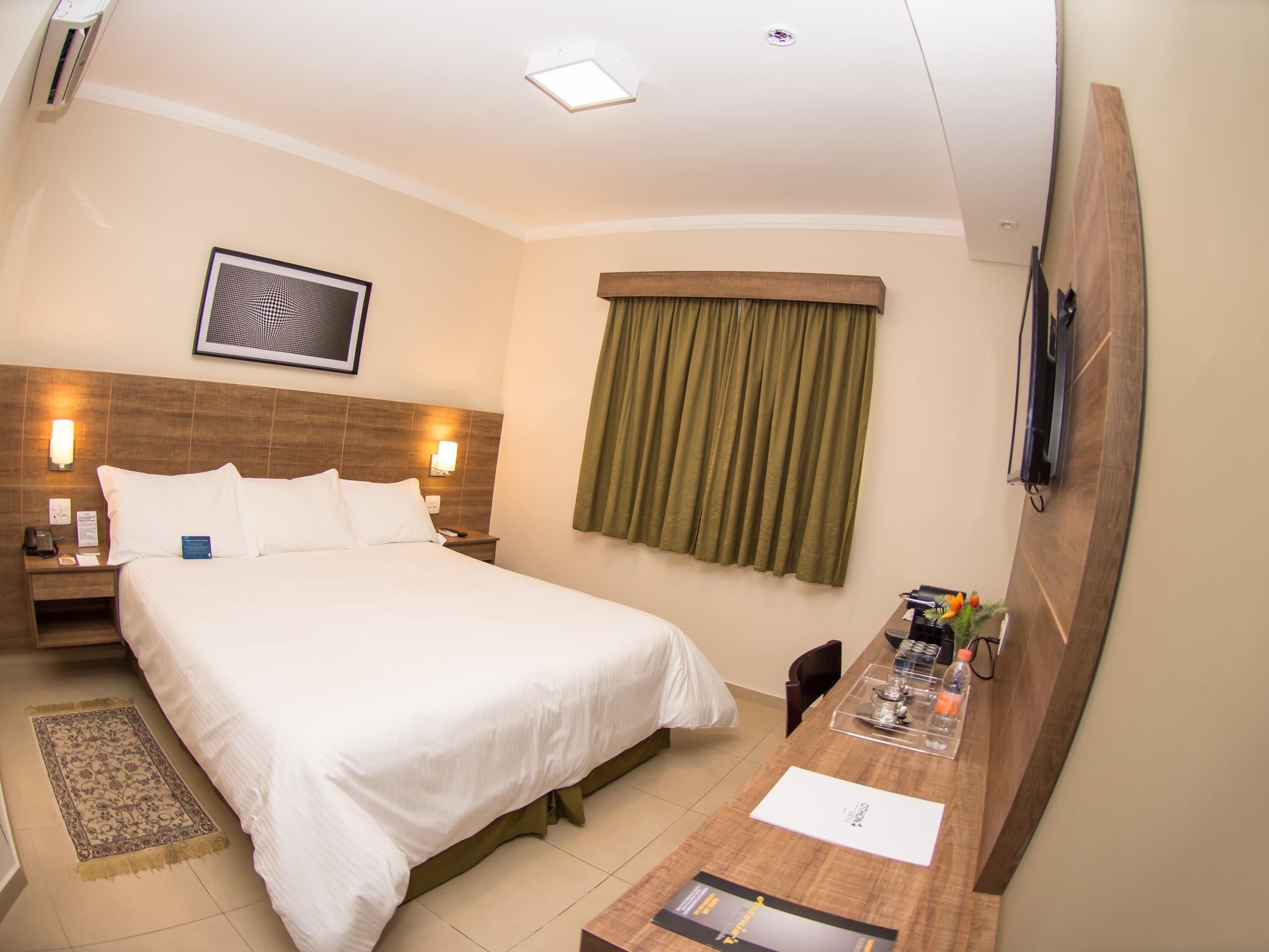 Habitación superior, 1 cama doble | Minibar, caja fuerte, escritorio y sistema de insonorización