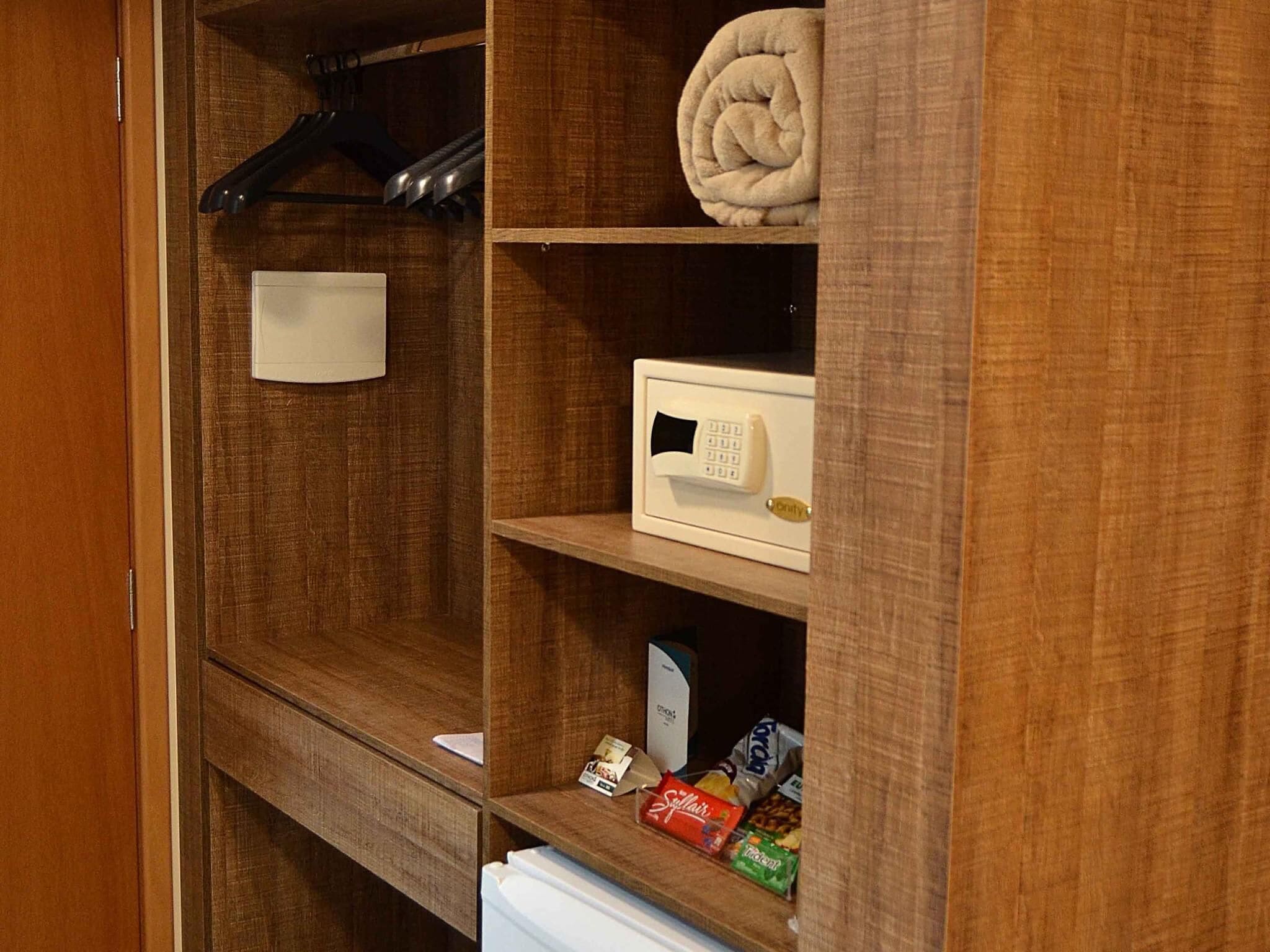 Habitación superior, 1 cama matrimonial | Minibar, caja de seguridad en la habitación y escritorio 