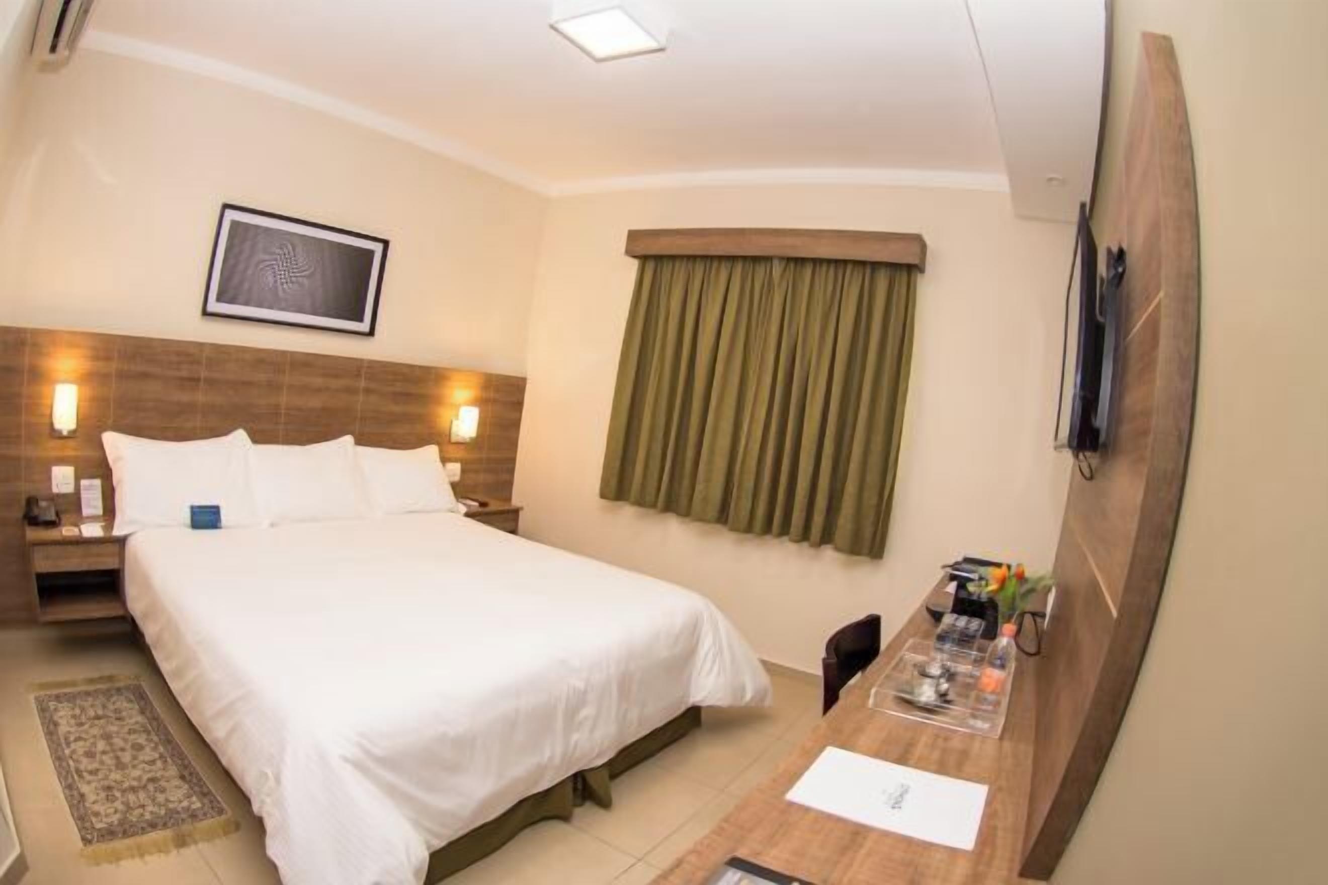 迷你吧、房內夾萬、書桌、隔音