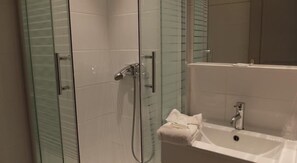 Phòng đôi phong cách cổ điển, 1 giường đôi | Phòng tắm | Buồng tắm vòi sen, đồ dùng nhà tắm miễn phí, máy sấy tóc, khăn tắm 