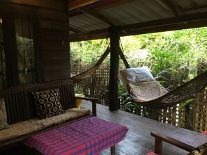 Villa 3 Double Beds Garden View (Villas 6 persons-Air-Con) | Terraza o patio