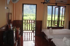 Phòng đôi Tiêu chuẩn (Mountain & River View) | Két bảo mật tại phòng, bàn, truy cập Internet không dây miễn phí 