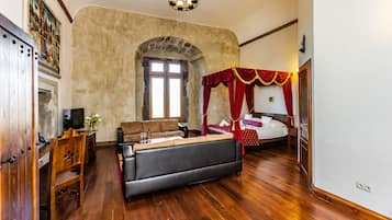 Deluxe Room, 1 Bedroom | In-room safe, desk, blackout drapes, soundproofing