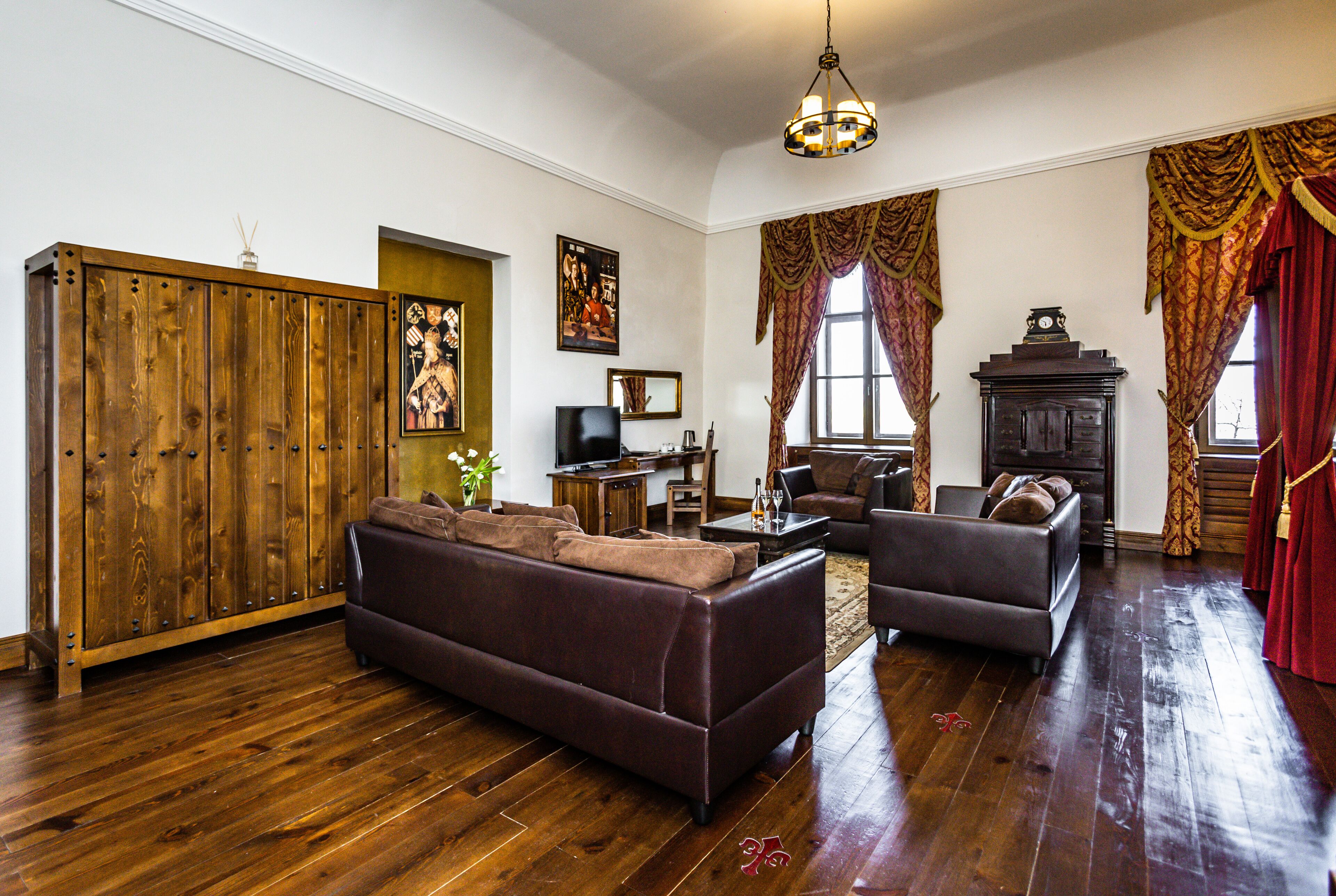 deluxe room, 1 bedroom | living area | flat-screen tv