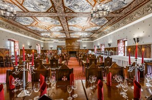 Middag serveres, lokale retter