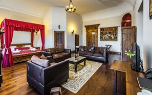 Rom – deluxe, 1 soverom | Safe på rommet, skrivebord, blendingsgardiner og lydisolert