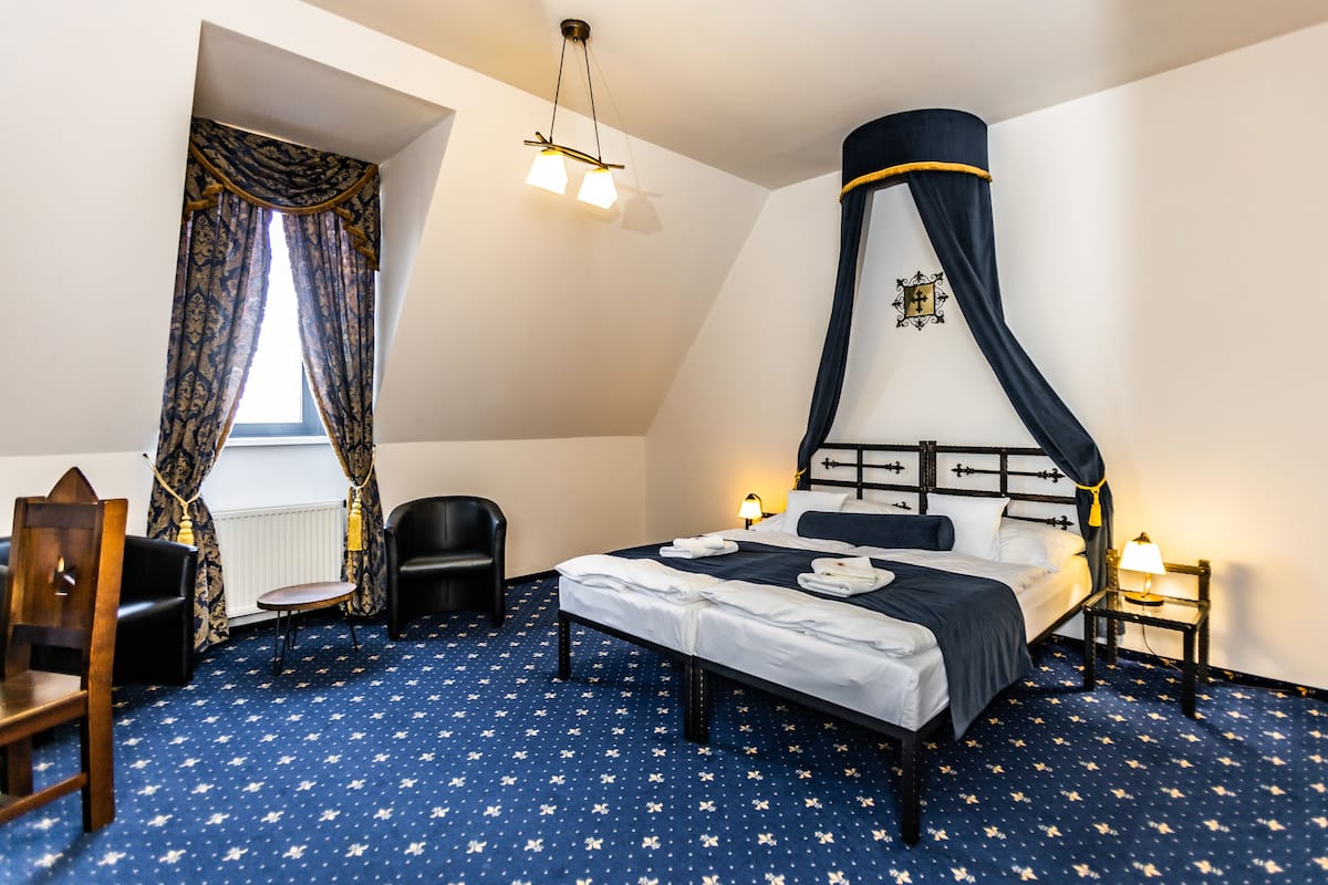 classic room, 1 bedroom | 1 bedroom, in-room safe, desk, blackout curtains