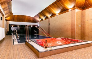 Badstue, boblebad, massasje med varme steiner og idrettsmassasje