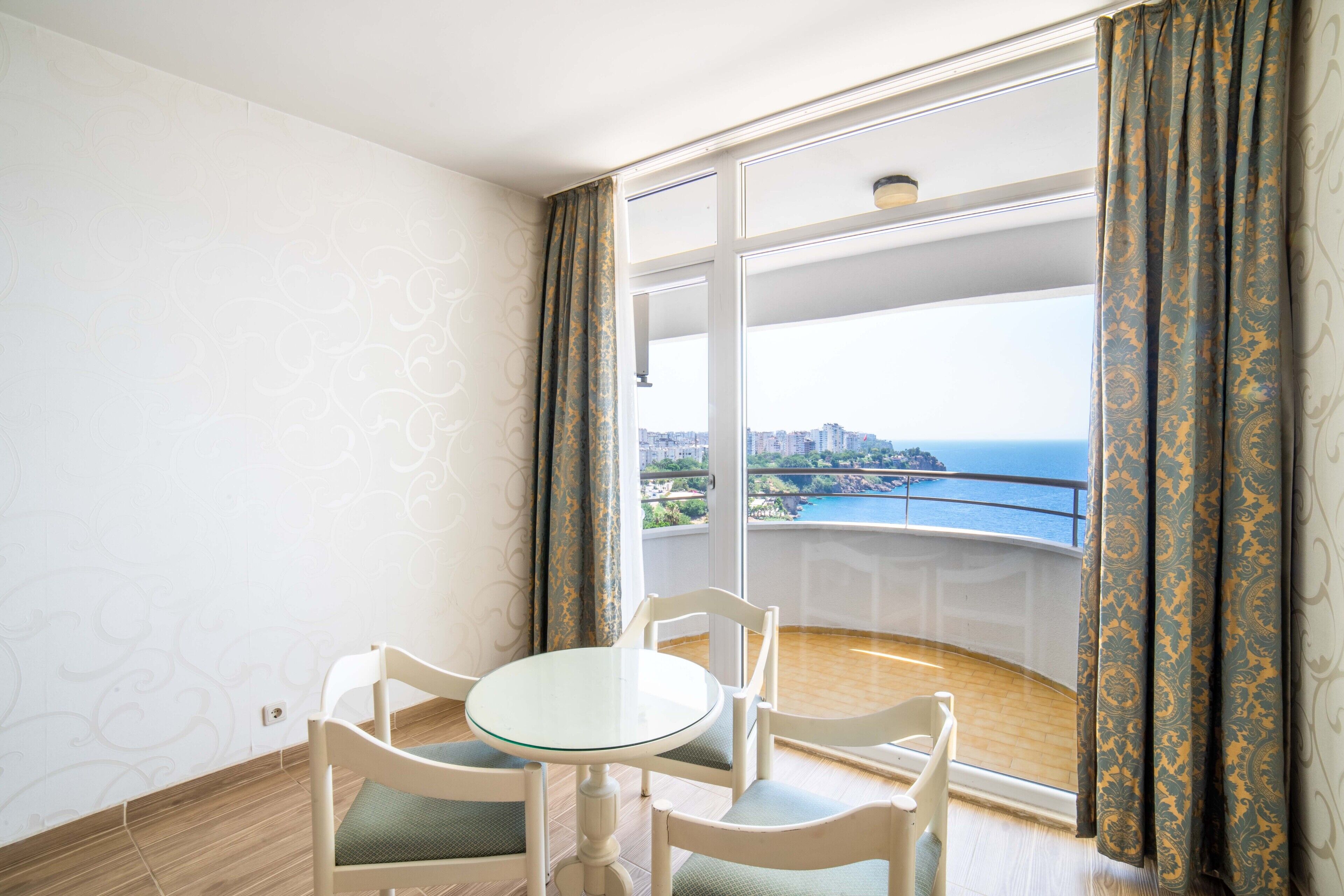 Habitación familiar, 2 habitaciones, balcón, vistas al mar | Minibar, caja fuerte, wifi gratis y ropa de cama