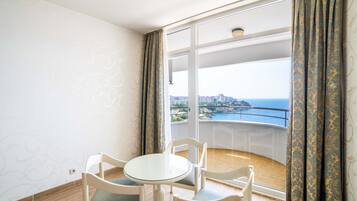Habitación familiar, 2 habitaciones, balcón, vistas al mar | Minibar, caja fuerte, wifi gratis y ropa de cama