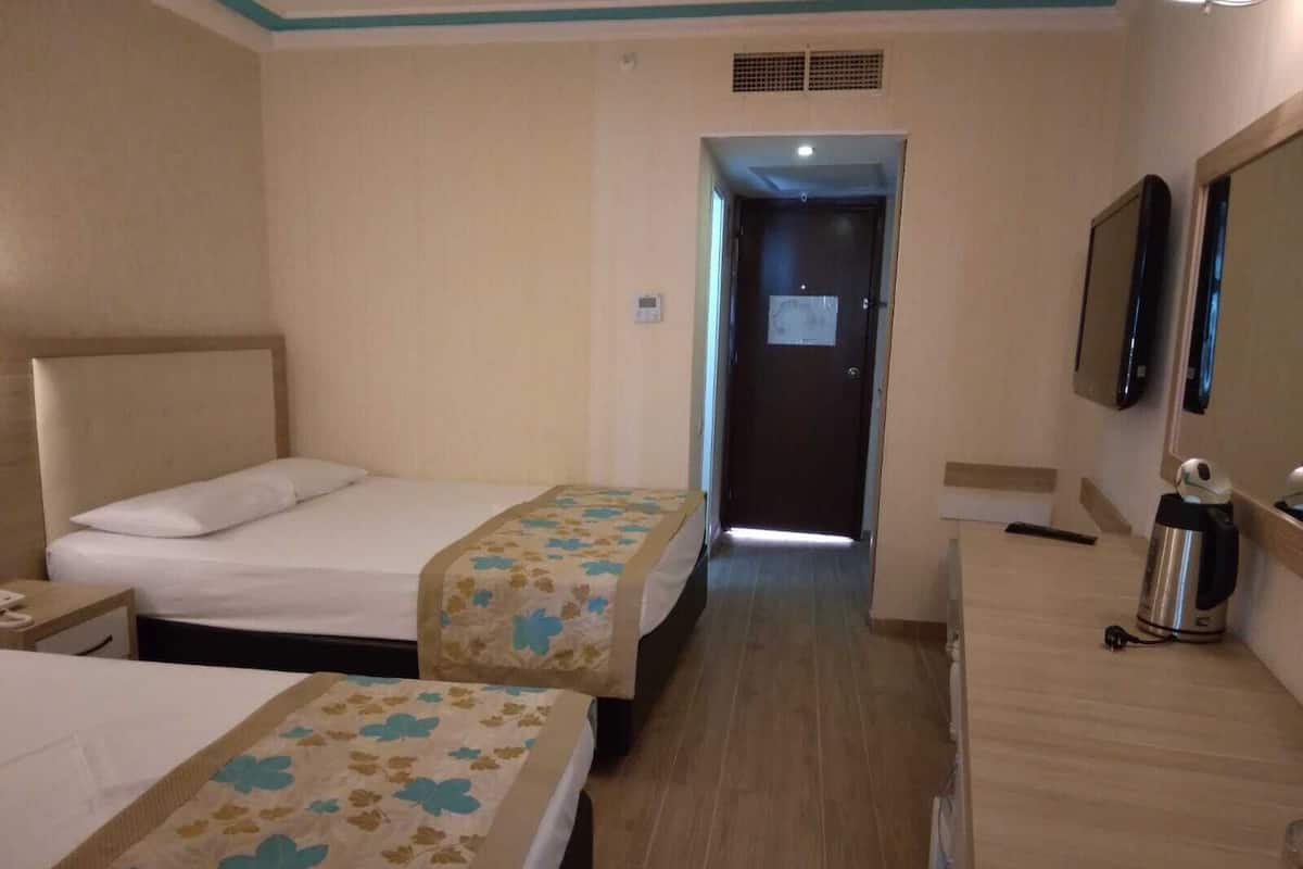 Suite Familiale, 2 chambres, balcon, vue mer | 2 chambres, minibar, coffres-forts dans les chambres, Wi-Fi gratuit