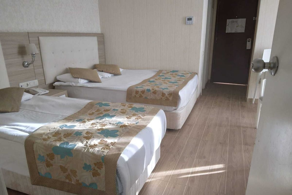 Suite Familiale, 2 chambres, balcon, vue mer | 2 chambres, minibar, coffres-forts dans les chambres, Wi-Fi gratuit