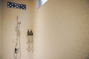 Bathroom shower - 365 Hostel (Tainan)