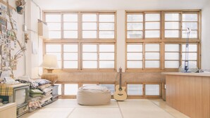 Lobby sitting area - 365 Hostel (Tainan)