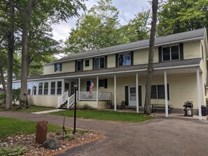 Majoituspaikan julkisivu illalla/yöllä