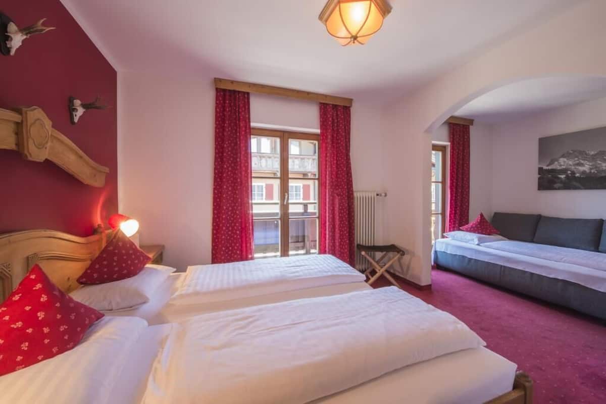 1 slaapkamer, een kluis op de kamer, een bureau, geluiddichte muren