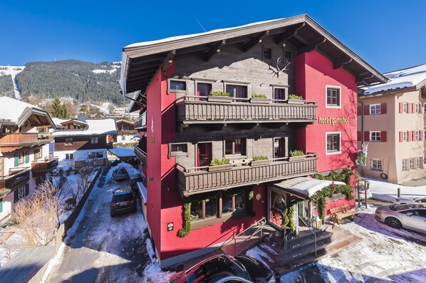 A red building with a balcony and a sign that reads "hotel gemisrof". - Hotel Gamshof (Kitzbuhel)
