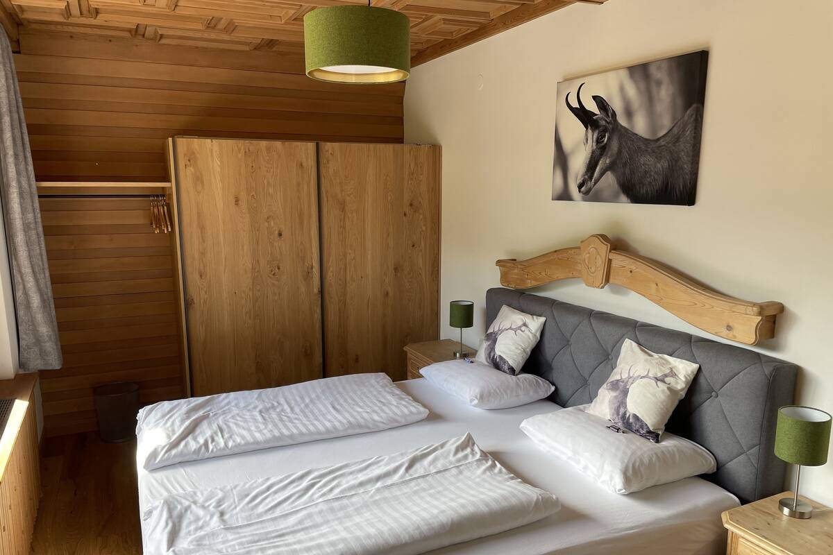 Suite – deluxe | Safe på rommet, skrivebord, lydisolert og strykejern/-brett