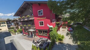 A red building with balconies and a sign reading "hotel gamshof." - Hotel Gamshof (Kitzbuhel)