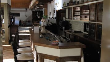 Se sirven cenas y cocina regional