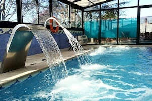 Una piscina techada, una piscina al aire libre