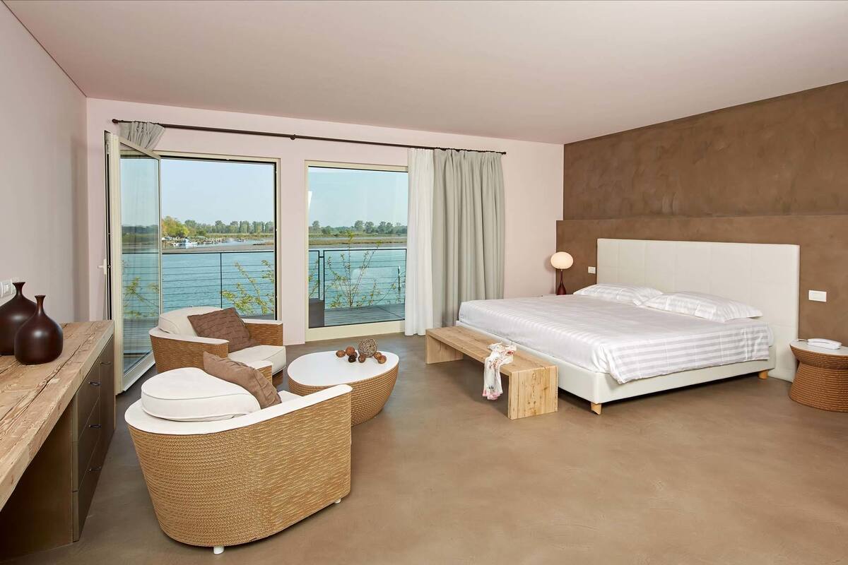 Premium bedding, down duvets, minibar, in-room safe