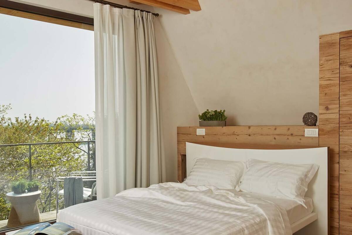 Premium bedding, down duvets, minibar, in-room safe