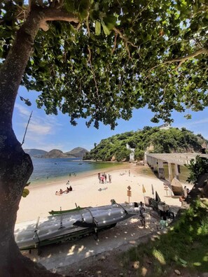Una playa cerca, arena blanca