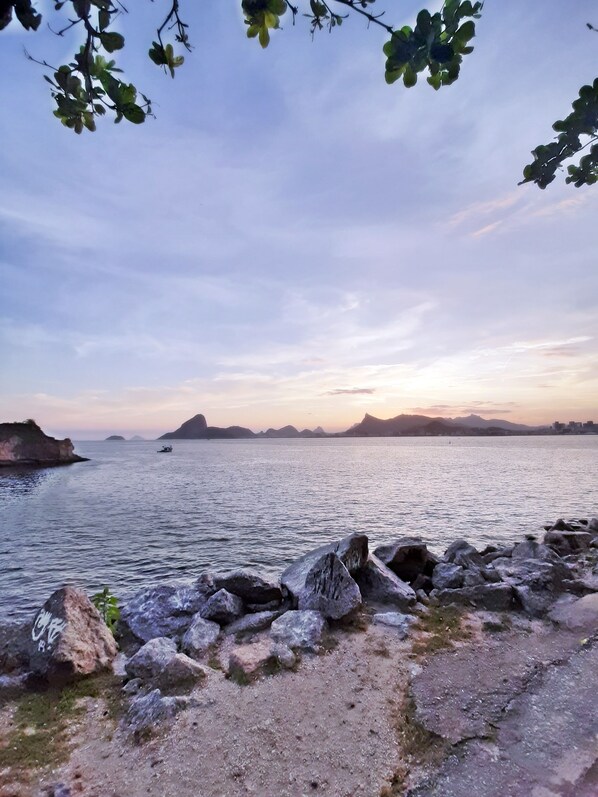 Ranta lähistöllä, valkoista hiekkaa