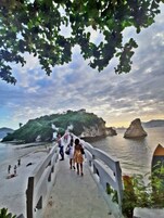 Una playa cerca, arena blanca