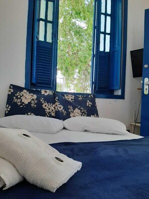 Suite estándar, 1 cama doble, baño privado | Ropa de cama de alta calidad, tabla de planchar con plancha, wifi gratis