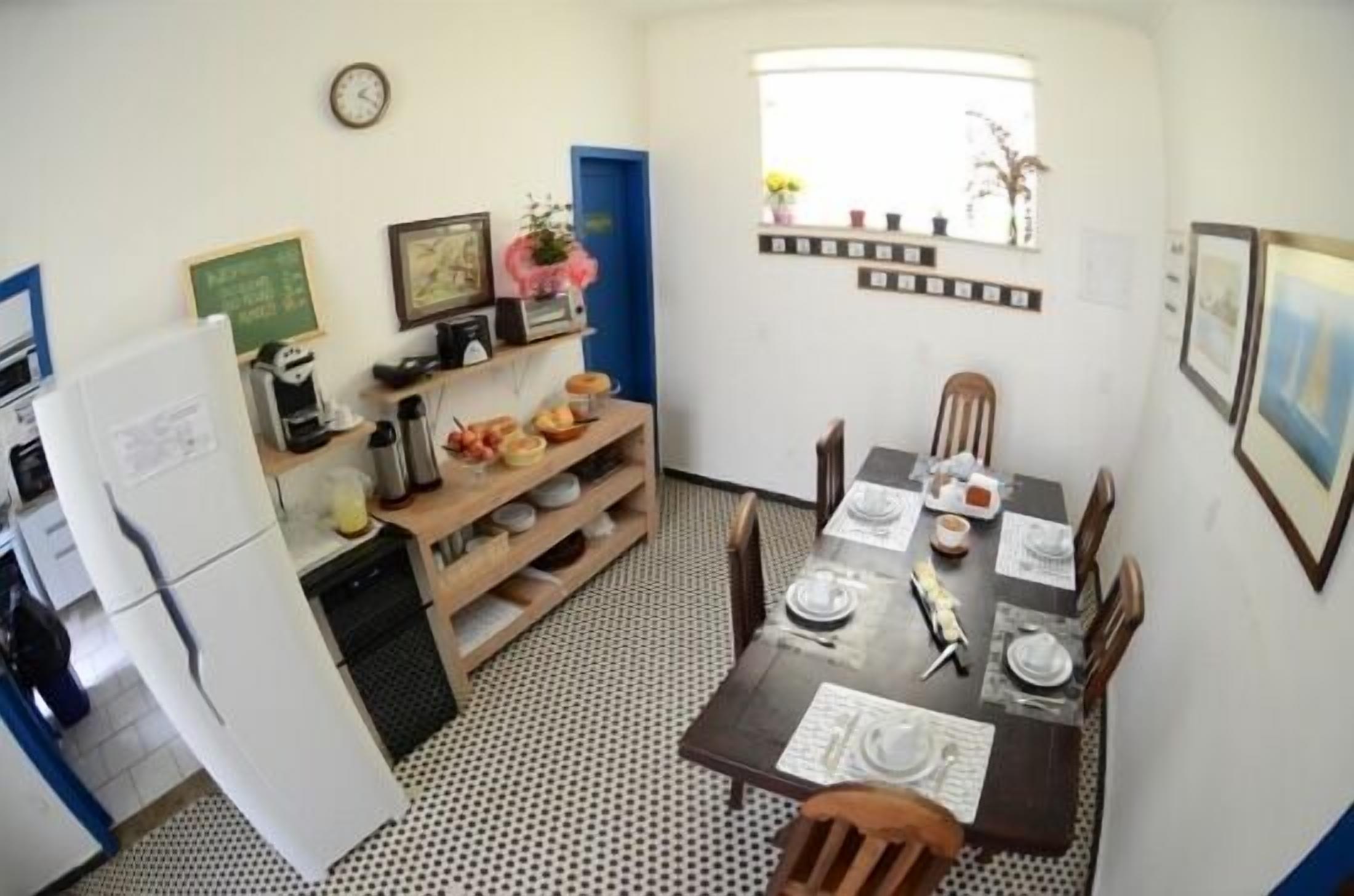 Desayuno continental diario (BRL 20 por persona)