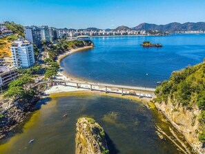 Näkymä rannalle/valtamerelle